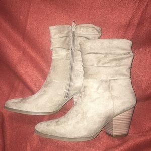 Universal Thread Size 9 Suede Boots